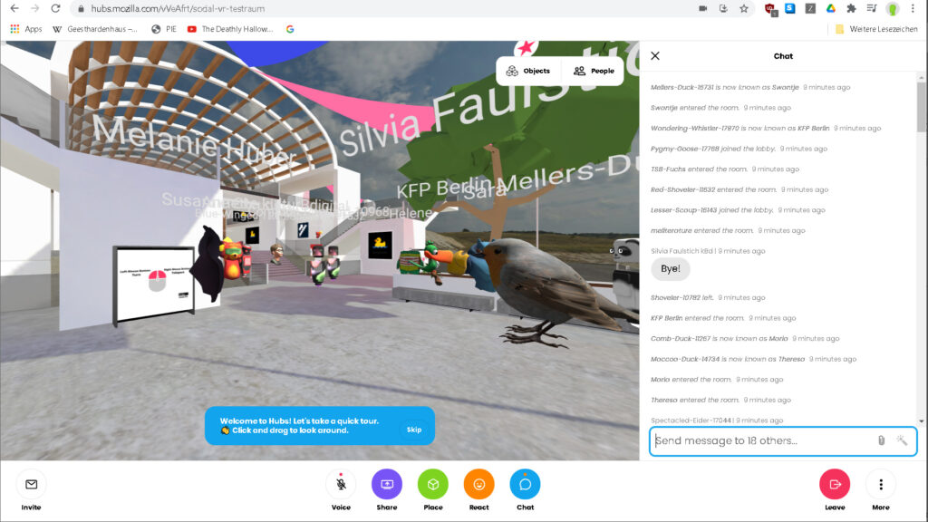 Avatare der Tour-Gruppe in Mozilla Hubs, verteilt über den virtuellen Raum. Barrieren stellen sich bei der Navigation ein.