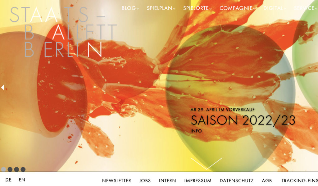 Screenshot der Website Staatsballett Berlin, die ein Hintergrundbild verwendet vor dem der weiße Menütext und silbern-weiße Seitentitel schlecht erkennbar sind. 