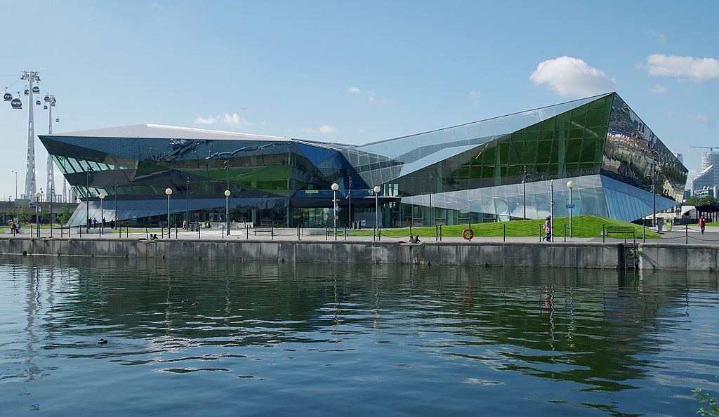 Das Londoner Smart Building Crystal. Ein größtenteils Gläsernes Gebäude mit scharfen Winkeln und Formen am Wasser gebaut. 