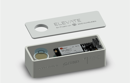 Ein kleiner rechteckiger Sensor, der die Betriebsfähigkeit eines Fahrstuhls messen kann. 