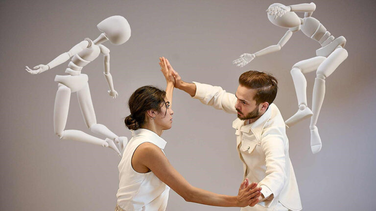 Zwei im Tanz befindliche Personen sind umgeben von virtuellen Avataren, die ihre Bewegungen spiegeln.