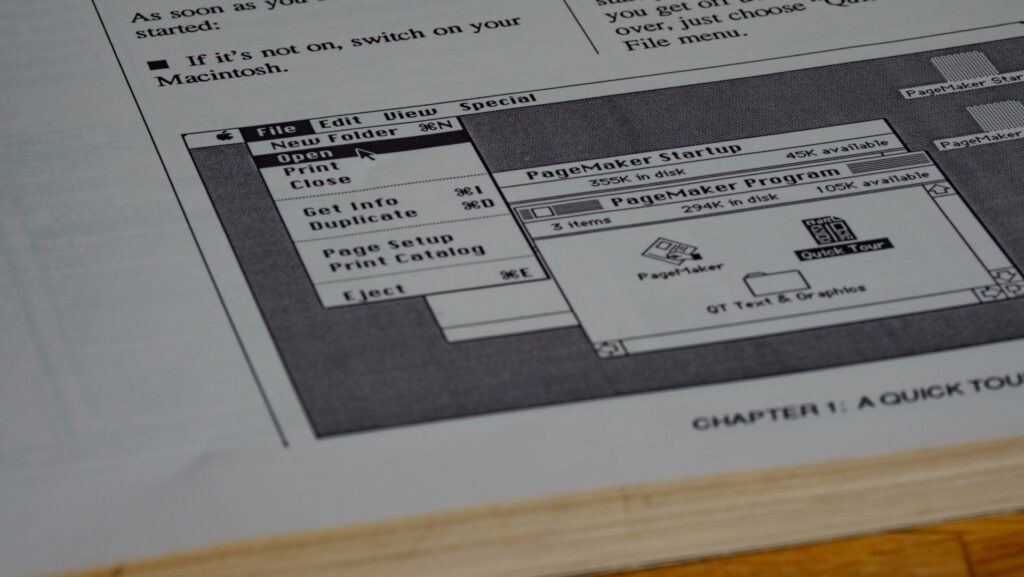 Ausschnittt einer Seite aus einem Papier-Handbuch für frühe Macintosh-Rechner.