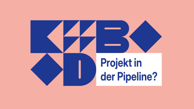 kulturBdigital-Grafik mit blauen Dreiecken und Kreisen auf rosa Hintergrund und der Aufschrift Projekt in der Pipeline?