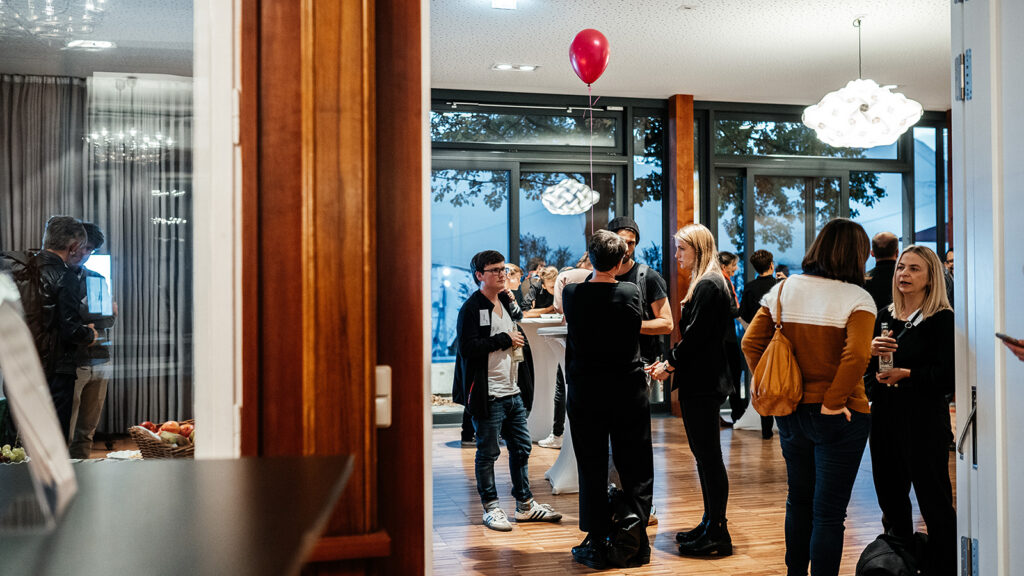 Über den zahlreichen Gästen der kulturBdigital-Konferenz im Foyer der ufaFabrik schwirrt ein roter Luftballon.