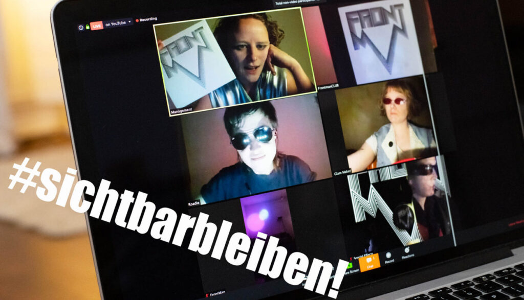Zoom-Performance mit vier in einer Videokonferenz zusammengeschalteten Personen auf einem Laptop-Screen.