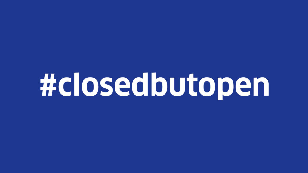 Hashtag "closedbutopen" in weiß auf blauem Grund