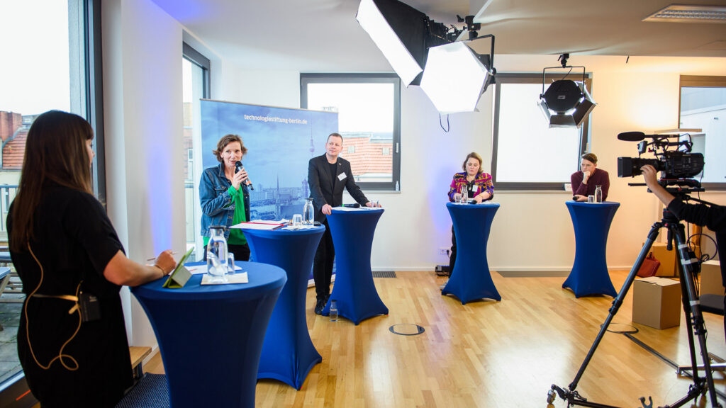 Diskussionsrunde mit Moderatorin und vier Gästen an Stehtischen auf der kulturBdigital Konferenz 2020.