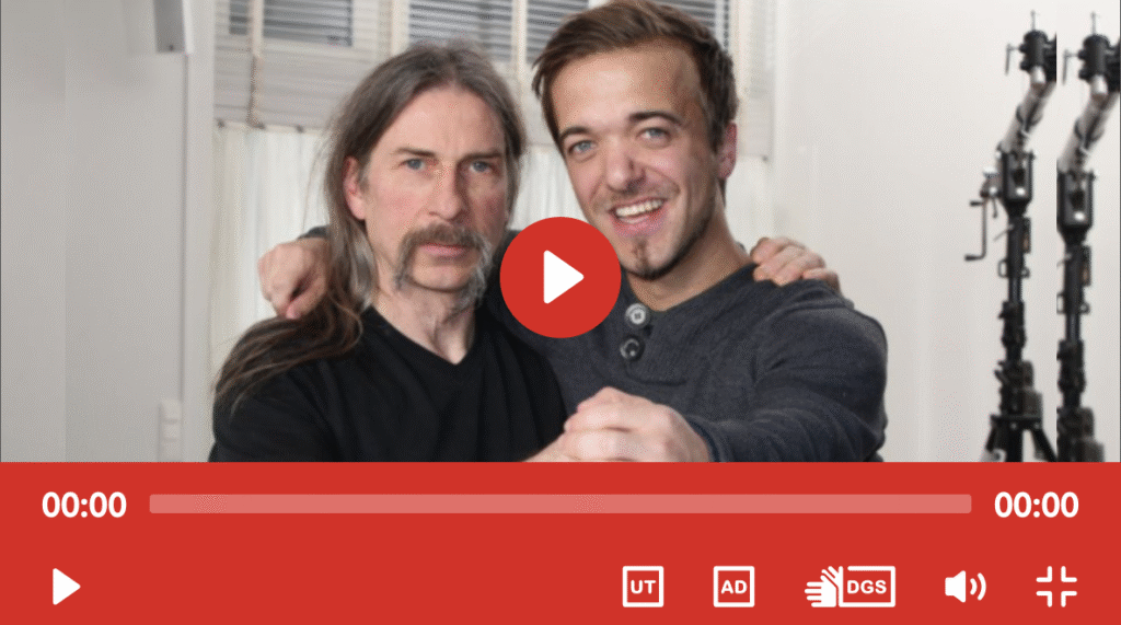 Screenshot des Webplayers der Aktion Mensch. Im  Playerfenster sind zwei Männer, die sich umarmen.