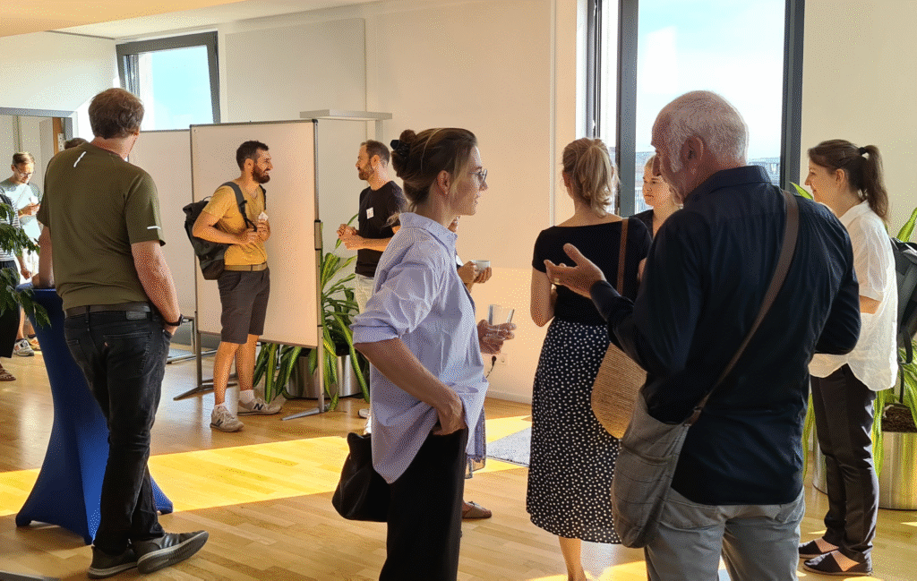 Zahlreiche Personen stehen im Foyer der Technologiestiftung Berlin und unterhalten sich gut gelaunt.