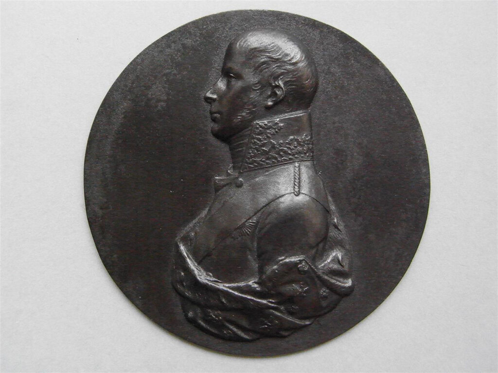 Runde Portraitplakette aus gegossenem Eisen mit Brustbild Friedrich Wilhelm, der Dritte, König von Preußen im Hochrelief. Der König ist im Profil nach links in Generalsuniform dargestellt, mit Band, Orden und Hermelindraperie um Brust und Rücken.