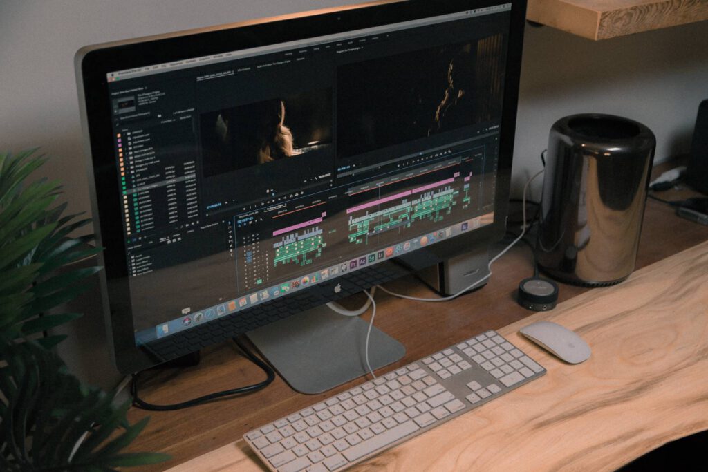 Nahaufnahme eines Desktop-PCs, auf dem ein Programm zum Videoschnitt läuft.
