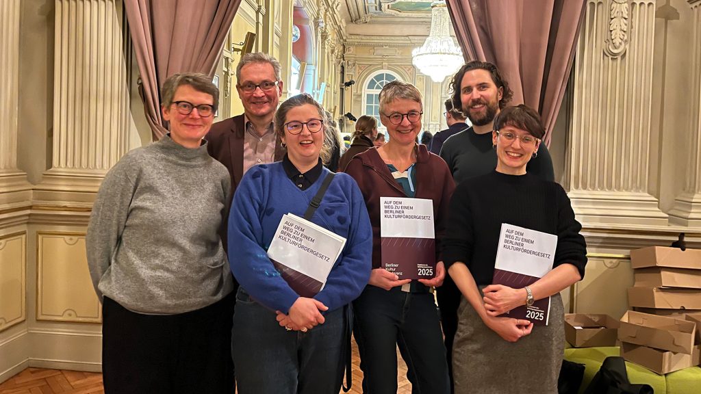 Annette Kleffel, Sven Kriese, Xenia Kitaeva, Anja Müller, Matthias Stier und Silvia Faulstich strahlen freudig bei der Präsentation des Readers für ein Berliner Kulturfördergesetz.