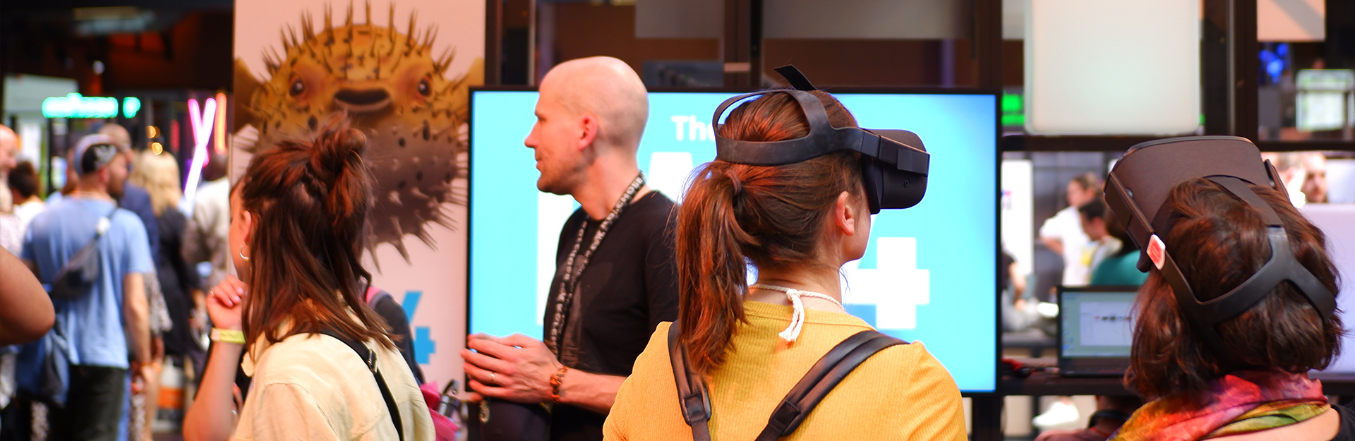 Eine Frau mit VR-Brille auf dem Kopf am Messestand von kulturBdigital auf der republica