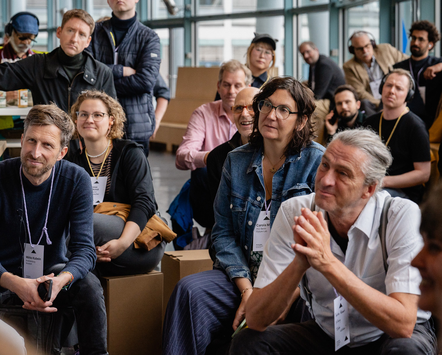 Blick in die aufmerksamen schauenden Gesichter von Gästen der kulturBdigital-Konferenz 2023